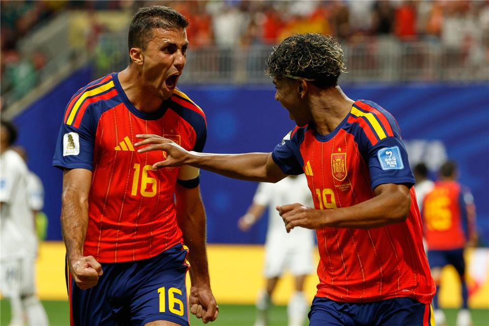 Lamine Yamal (r) feiert sein erstes WM-Tor.Erik S.Lesser/AP/dpa