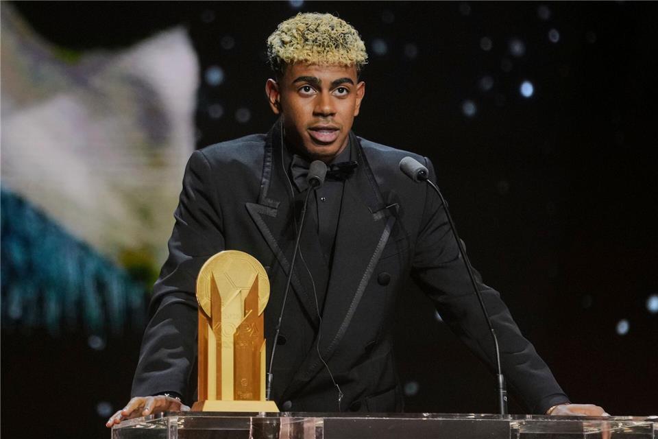 Lamine Yamal vom FC Barcelona durfte zumindest die Auszeichnung als bester Nachwuchsspieler entgegennehmen.Thibault Camus/AP/dpa