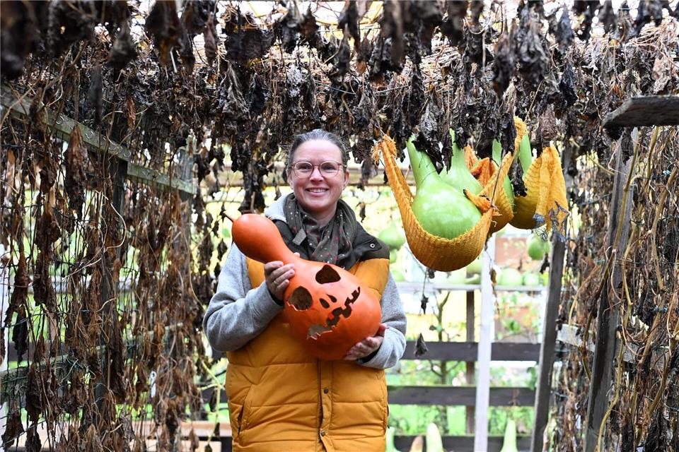 Lampenkünstlerin Virginia Lauterbach zeigt eine fertige Halloween-Lampe - unfertige Exemplare müssen noch trocknen.Shireen Broszies/dpa