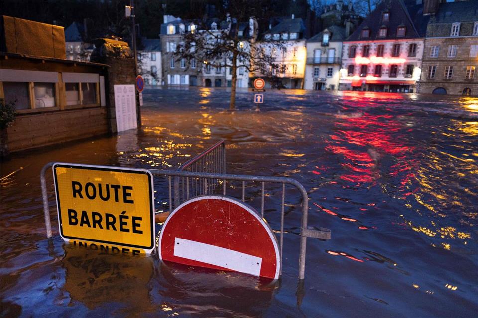 Land unter: Der Fluss Laita in Frankreich ist über die Ufer getreten und hat eine Straße in der Stadt Quimperle völlig überschwemmt. Fred Tanneau/AFP/dpa