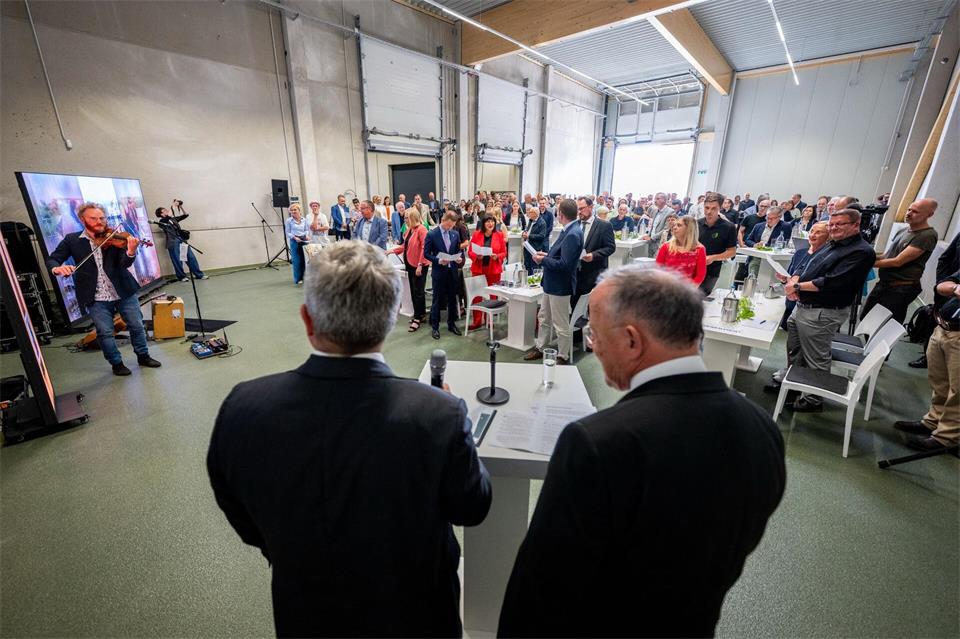 Landesbischof Friedrich Kramer (l) und Bischof Ulrich Neymeyr haben in Erfurt die neue Weinwerkstatt des Weinguts der Vereinigten Kirchen- & Klosterkammer eröffnet.Jacob Schröter/dpa