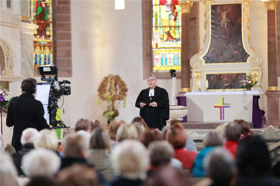 Landesbischof Friedrich Kramer zog in seiner Predigt Parallelen zu heute. Matthias Bein/dpa