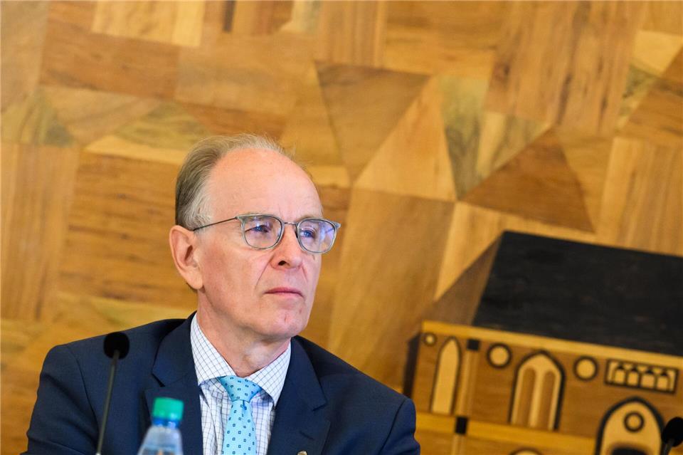 Landesbischof Meister bekennt sich zu falscher Zurückhaltung gegenüber Opfern von Missbrauch. Julian Stratenschulte/dpa