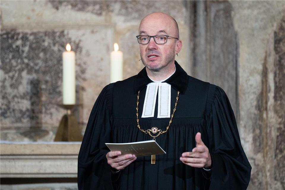 Landesbischof Tobias Bilz fordert junge Menschen auf, an einer Umfrage zum Thema Frieden und Wehrdienst teilzunehmen. (Archivbild)Sebastian Kahnert/dpa