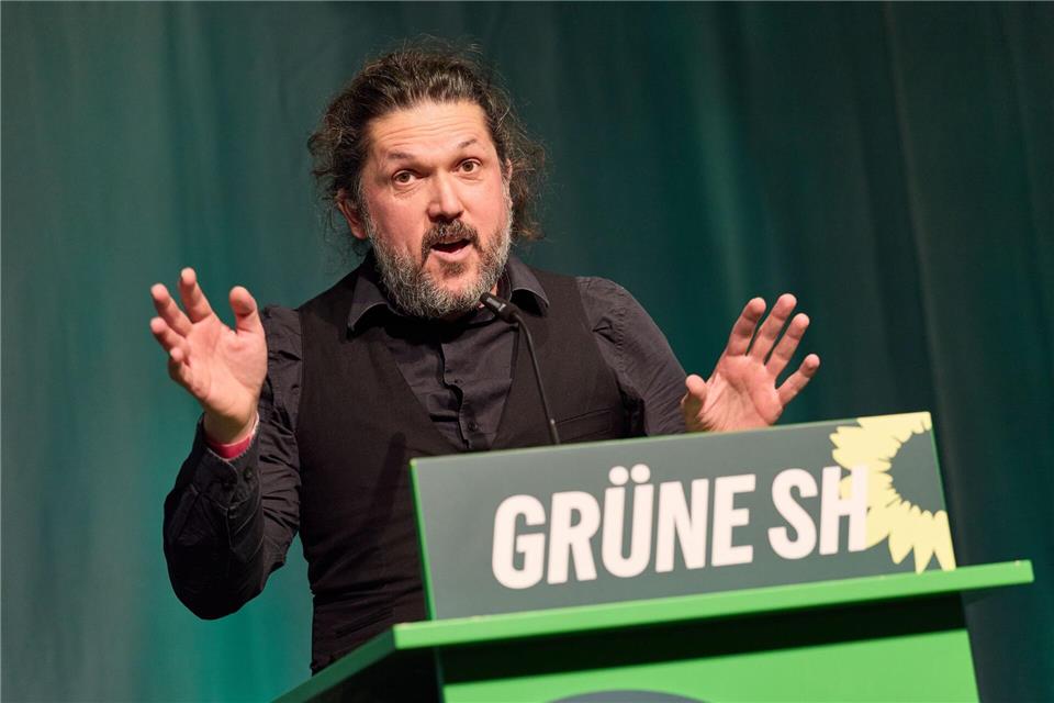 Landeschef Gazi Freitag stellte einen Antrag des Vorstands vor.Georg Wendt/dpa