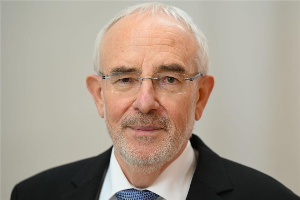 Landesdatenschutzbeauftragter Alexander Roßnagel: „Wir können inzwischen an der Sprache und Struktur der Argumentation erkennen, welcher KI-Chatbot im Einsatz war.“ (Archivbild)Arne Dedert/dpa