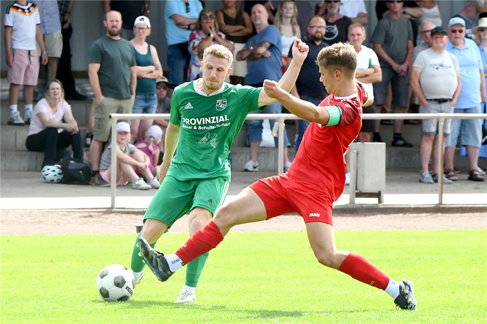 Landesliga-Premiere vor 400 Zuschauern: Für Yannis Brömmel (links), hier im Duell mit dem Hammer Kapitän Louis Hein, und den TSV Raesfeld sprang ein 2:2-Unentschieden heraus.