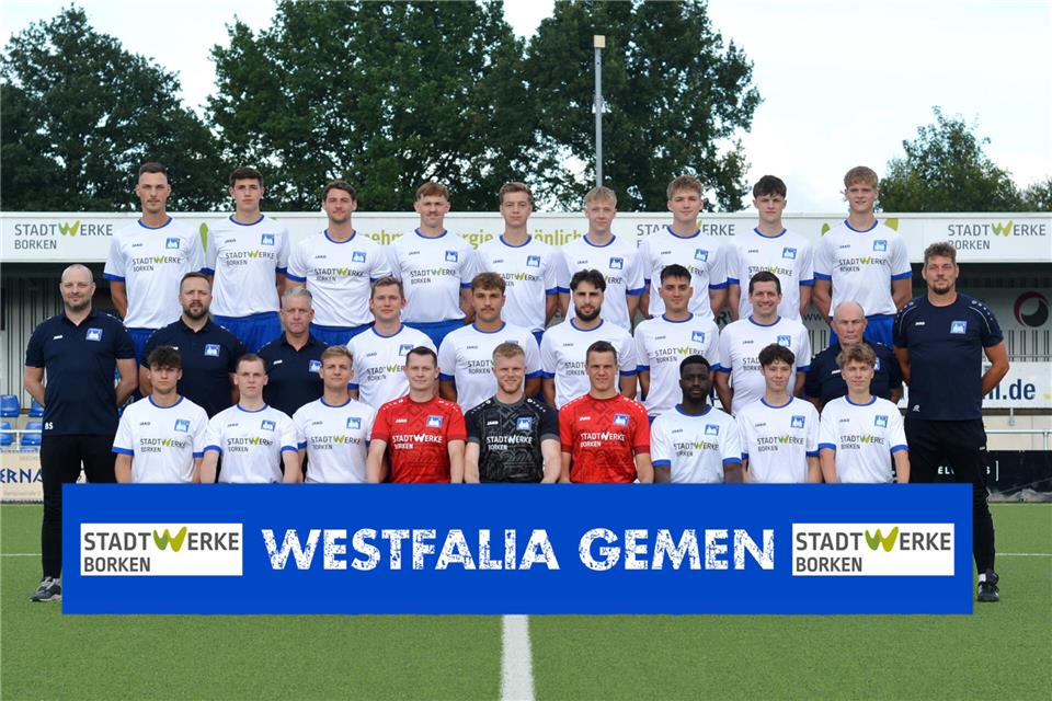 Landesligist Westfalia Gemen (hinten von links): Tim Bröcking, Jan-Frederik Büning, Nils Gettler, Alexander Bilski, Lennart Südholt, Justin Marquart, Noah Lohaus, Lukas Kemper, Max Derksen. Mitte von links: Torwart-Trainer Björn Stege, Trainer Georg Geers, Co-Trainer Bert Zielinski, Luca Blanke, Johannes Koschmieder, Ahmet Salih Özyigit, Albashek Abdul Rahman Dawara, Florian Girnth, Zeugwart Heinz-Hermann Frenk, Co-Trainer Jörg Rickert. Vorne von links: Jost Gehling, Fynn Borremanns, Max Gill, Eric Grave, Lennart Dillhage, Julian Woggon, David Ssebuliba, Fabien Beyer, Joris Keizers.