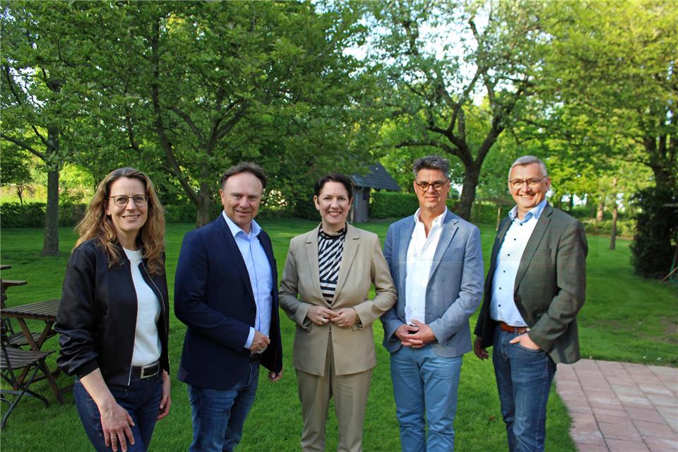 Landesministerin Silke Gorißen (mitte) wurde von Dr. Gerswid Altenhof-Weber, Landrat Dr. Kai Zwicker, CDU-Bürgermeisterkandidat Dirk Kuhmann und Wilhelm Korth (MdL) in Erle begrüßt.