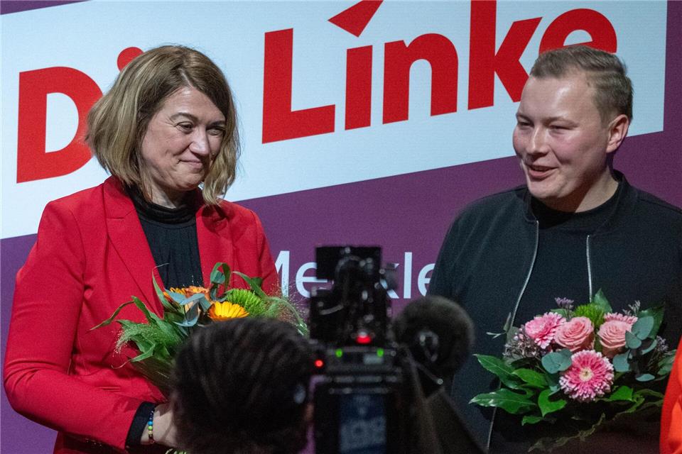Landesparteichef Hennis Herbst und Justizministerin Jacqueline Bernhardt wurden auf die Listenplätze vier und fünf der Linken gewählt. Stefan Sauer/dpa