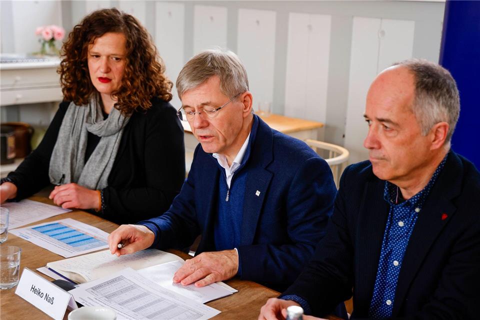 Landespastor Heiko Naß (Mitte) fordert mehr Geld für die Wohnungslosenhilfe. Frank Molter/dpa