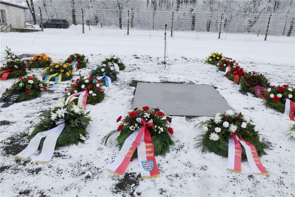 Landespolitiker legten bei einer Veranstaltung in der Gedenkstätte Buchenwald Kränze in Erinnerung an die Opfer des Nationalsozialismus nieder. Bodo Schackow/dpa