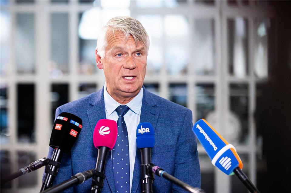Neue Details: Verdächtiger war am Vortag in Psychiatrie Landespolizeipräsident Brockmann schilderte im Landtag bislang unbekannte Details zum Verhalten des Friedland-Verdächtigen. (Archivbild)Moritz Frankenberg/dpa