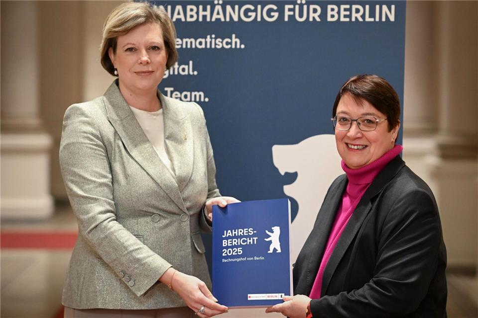 Landesrechnungshof-Präsidentin Karin Klingen hat den aktuellen Jahresbericht an Parlementspräsidentin Cornelia Seibeld (CDU) überreicht. Jens Kalaene/dpa