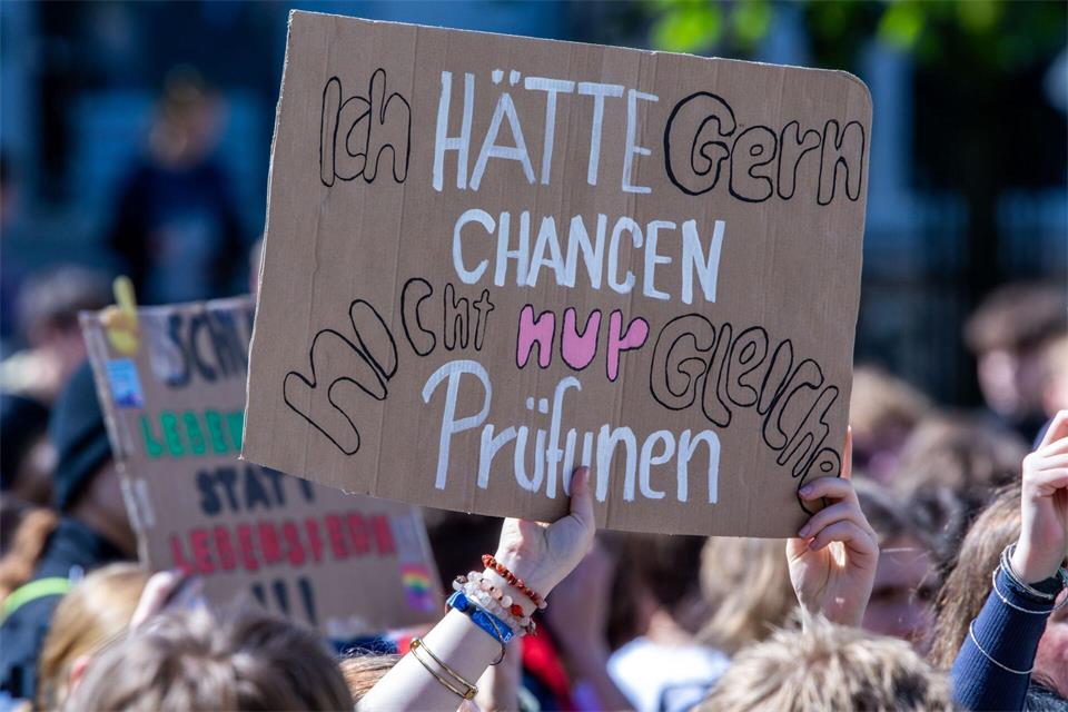 Landesschülerrat unterstützt Proteste und toleriert keine Gewalt. (Archivbild)Jens Büttner/dpa