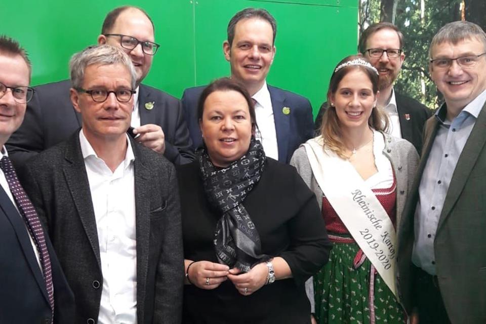 Landesumweltministerin Ursula Heinen-Esser (mitte) hat den Stand mit Vertretern des Naturparks besucht.