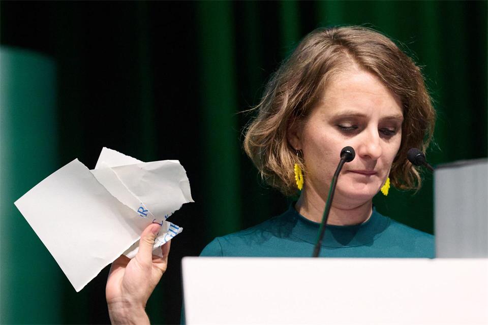 Landesvorsitzende Coretta Storz zerriss auf der Bühne ein Papier als Symbol für ihre Kritik an den Reformplänen der Bundesregierung.Robert Michael/dpa