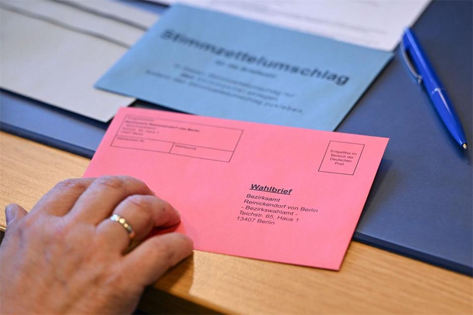 Landeswahlleiter Stephan Bröchler rechnet mit einem Briefwähleranteil von rund 45 Prozent. (Symbolbild)Jens Kalaene/dpa