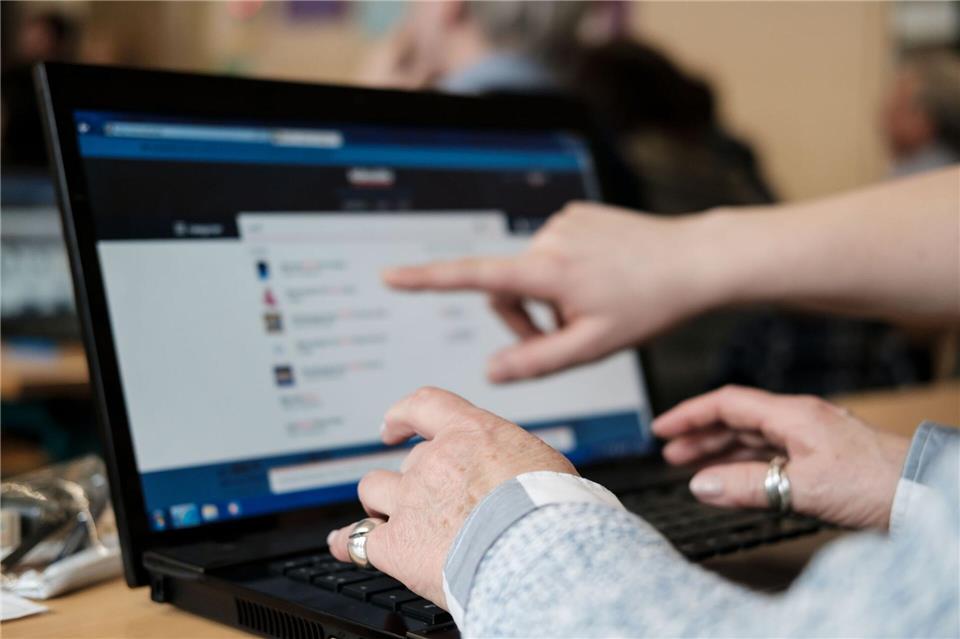 Landesweit bietet das Saarland Kurse zum digitalen Bezahlen und zu Apps für unterwegs an. Das Angebot stößt auf große Resonanz. (Symbolbild)picture alliance / Peter Steffen/dpa