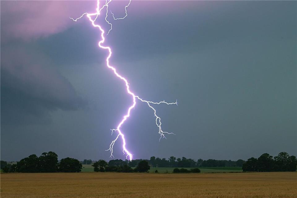 Landesweit könnten Gewitter auch zum Wochenbeginn möglich sein, warnt der Deutsche Wetterdienst. (Archivbild)Patrick Pleul/dpa