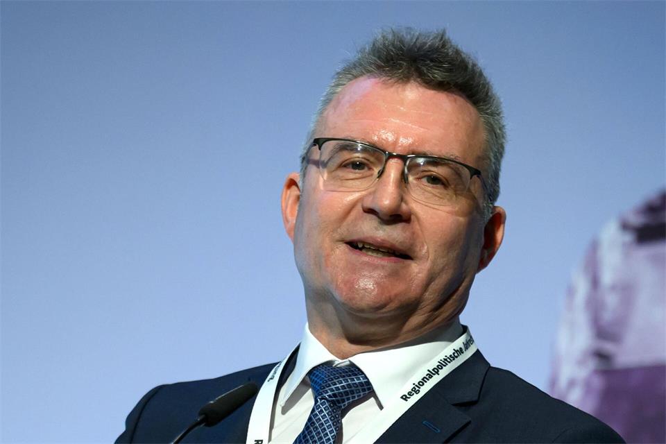 Landkreistags-Präsident Achim Brötel fordert, dass der geplante Zukunftspakt endlich konkrete Entlastungen für Kommunen bringt. (Archivbild)Hendrik Schmidt/dpa