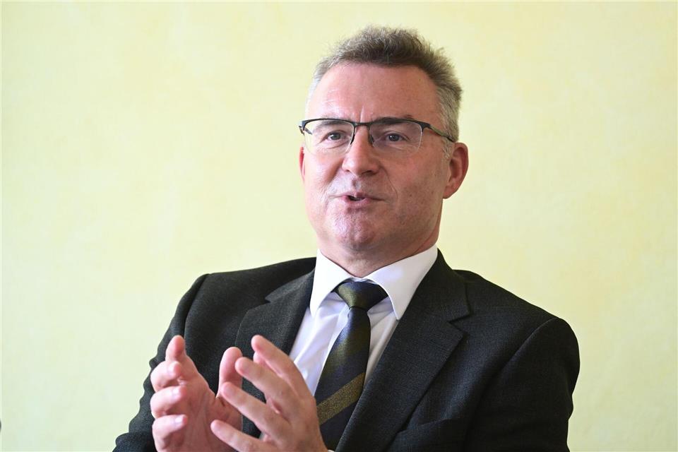 Landkreistagspräsident Achim Brötel (CDU) warnt vor explodierenden Schulden. (Archivbild)Bernd Weißbrod/dpa