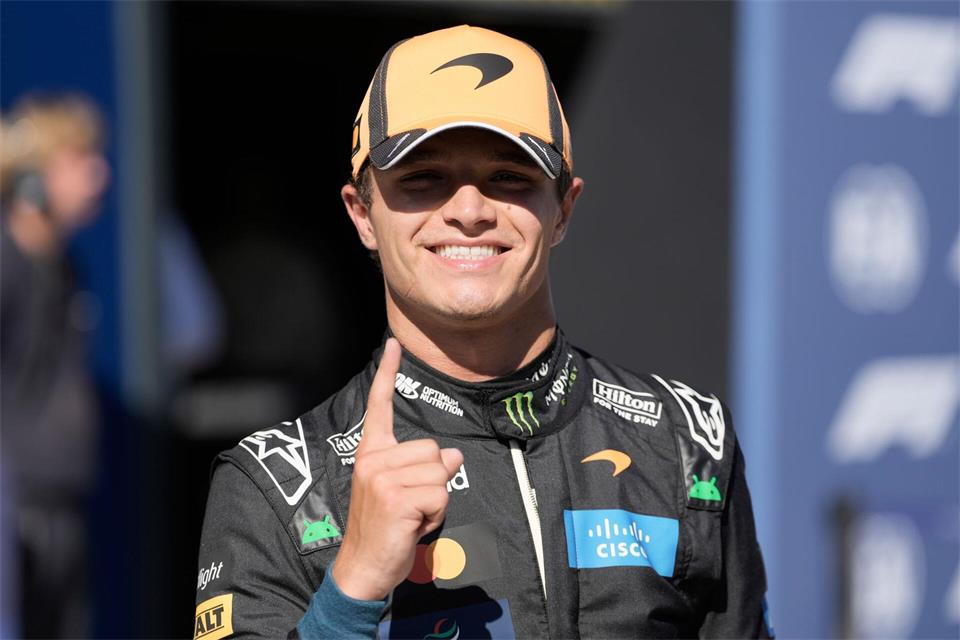 Lando Norris ist wieder auf Pole - und das beim ersten Grand Prix auf dem neuen „Madring“. Bernat Armangue/AP/dpa