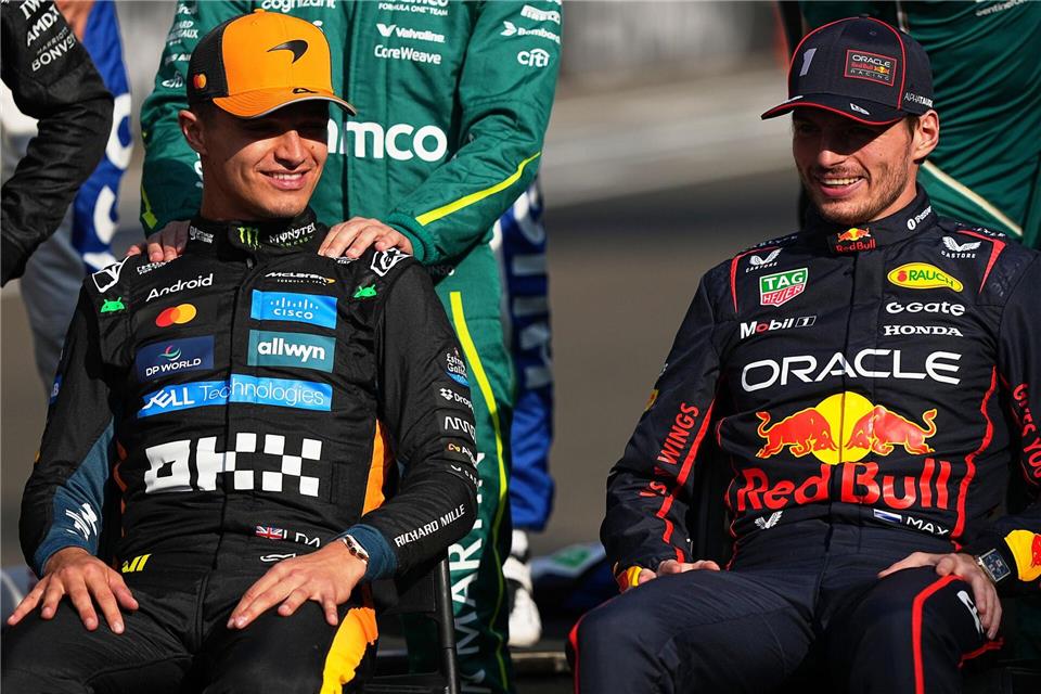 Lando Norris (l) entthronte Max Verstappen in der vergangenen Saison. (Archivbild)Fatima Shbair/AP/dpa