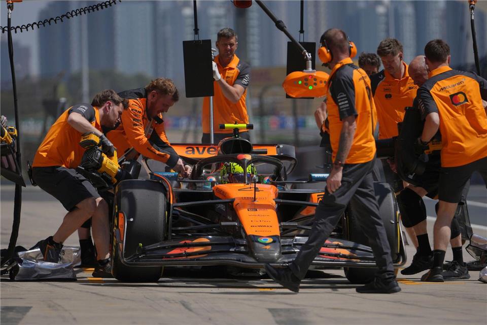 Lando Norris muss seine WM-Führung in China verteidigen.Andy Wong/AP/dpa