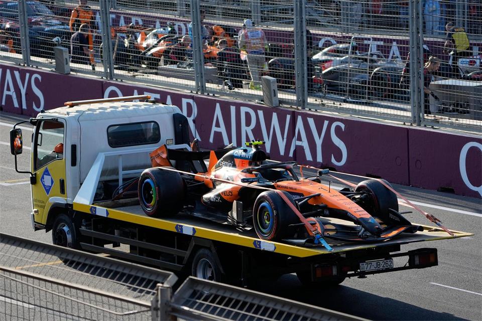 Lando Norris scheidet in Baku unverschuldet aus.Darko Bandic/AP/dpa