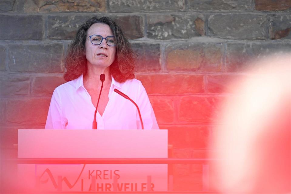 Landrätin Cornelia Weigand äußerte sich enttäuscht über die Absage. (Archivbild)Jennifer Brückner/dpa
