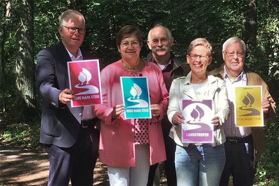Landrat Cay Süberkrüb aus Recklinghausen, Karola Geiß-Netthövel (Regionaldirektorin RVR), Heinrich Jolk (Projektleiter), Dagmar Beckmann (Geschäftsführerin Naturpark Hohe Mark) und Bezirkswanderwart Wilhelm Höhner (von links) freuen sich über die Fortschritte des Projekts.