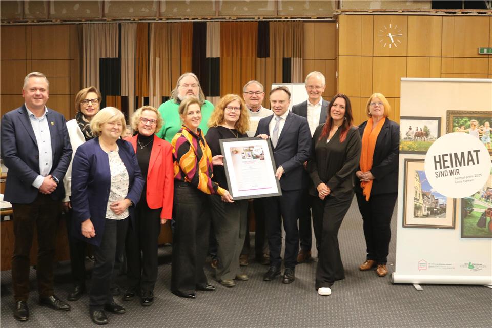 Landrat Dr. Kai Zwicker (4.v.r.) überreicht im Beisein der Jury die Urkunde an die diesjährigen Gewinner des Kreis-Heimat-Preises, das Weiterbildungskolleg Westmünsterland.