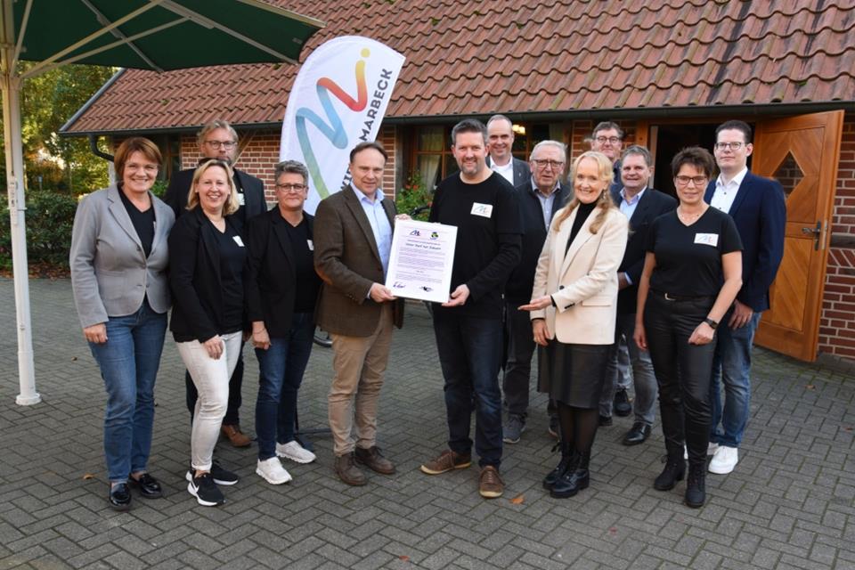 Landrat Dr. Kai Zwicker (5. von links) überreichte dem Orga-Team um Uwe Rottbeck (6. von links) eine Urkunde und 1500 Euro. Bürgermeisterin Mechtild Schulze Hessing (4. von rechts) sagte Unterstützung für die nächste Runde auf Bundesebene zu.