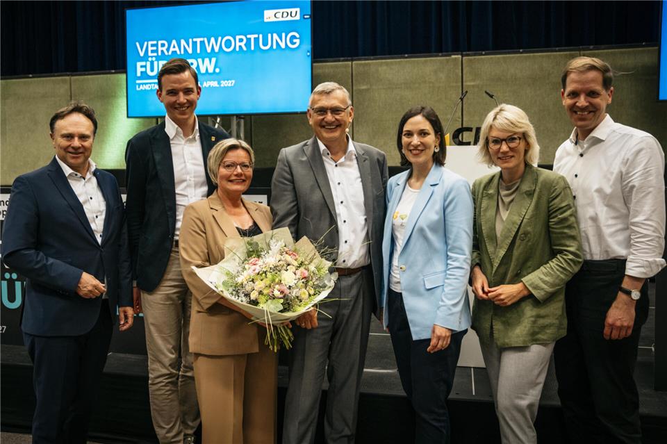 Landrat Dr. Kai Zwicker (Kreis Borken), Dr. Julian Allendorf, Elvira Korth, Willi Korth MdL, Heike Wermer MdL, Anne König MdB und Landrat Dr. Christian Schulze Pellengahr (Kreis Coesfeld) (v.l.) symbolisieren Geschlossenheit.