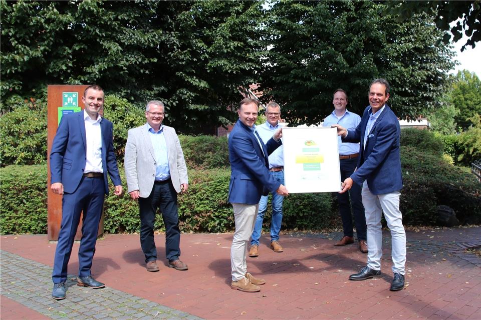 Landrat Dr. Kai Zwicker (Mitte) übergab die Auszeichnung an die Gemeinde Raesfeld (v. li.): Ingo Trawinski (WFG für den Kreis Borken), Martin Tesing (Erster Beigeordneter), Stefan Bröker und Norbert Altrogge (Projektverantwortliche bei der Gemeinde Raesfeld) sowie Bürgermeister Andreas Grotendorst.