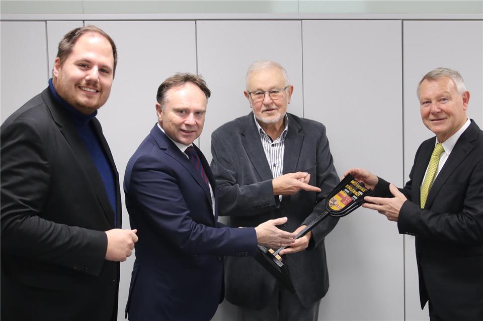 Landrat Dr. Kai Zwicker (Zweiter von links) nahm das Wappenmodell von Klaus Wasmuth (rechts daneben) entgegen; ebenfalls dabei der frühere stellvertretende Landrat und heutige Bundestagsabgeordnete Karlheinz Busen (rechts) und Kreistagsmitglied Kevin Schneider.