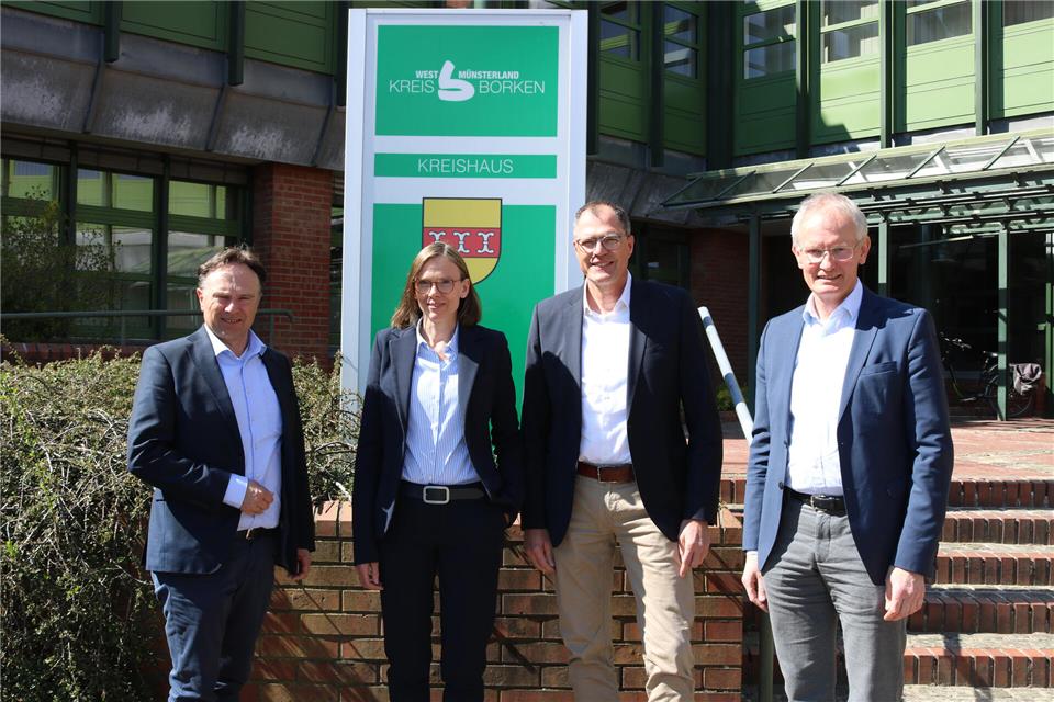 Landrat Dr. Kai Zwicker (links) und Kreisdirektor Dr. Ansgar Hörster (rechts) freuen sich, dass die Leitung des Kreisgesundheitsamtes mit Dr. Katrin Waurick und Michael Heistermann (2. von rechts) besetzt ist. 