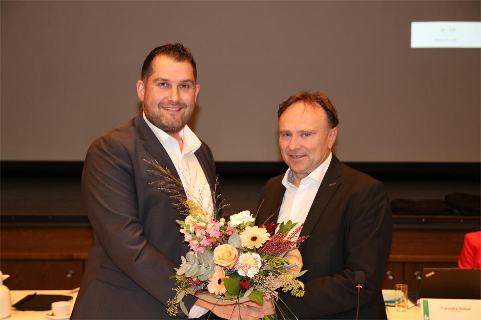 Landrat Dr. Kai Zwicker (r.) gratuliert dem neuen Vorstandsmitglied Hendrik Schuurmann zu seiner Wahl.