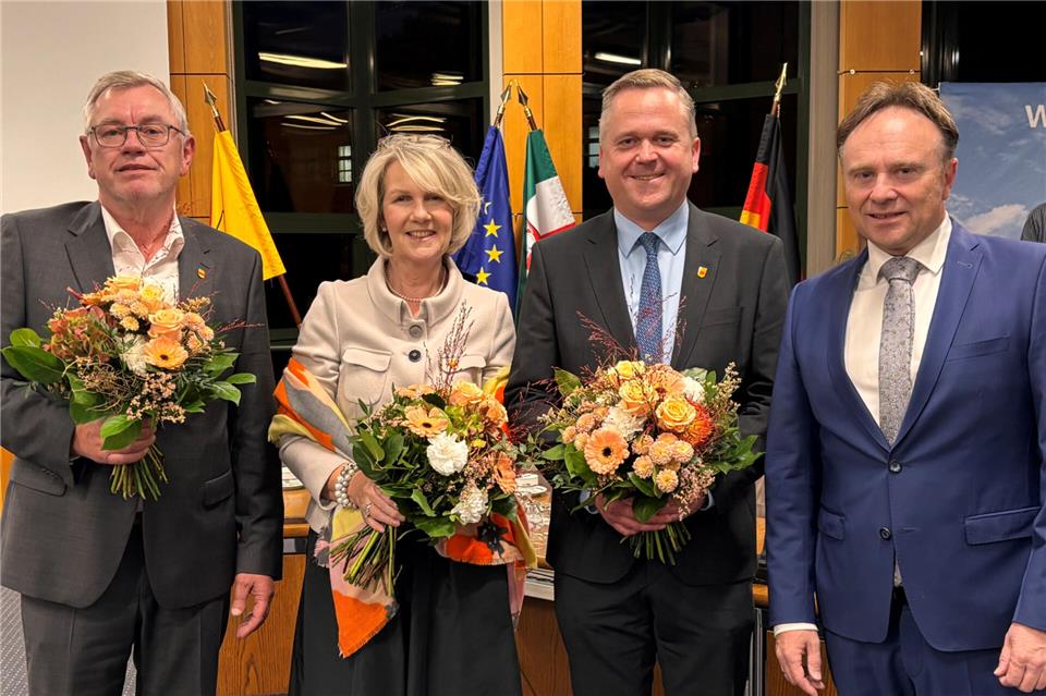 Landrat Dr. Kai Zwicker (rechts) mit seinen drei Stellvertretern (von links) Reinhard Böcker (FDP), Annette Brun (CDU) und Michael Boland (CDU).