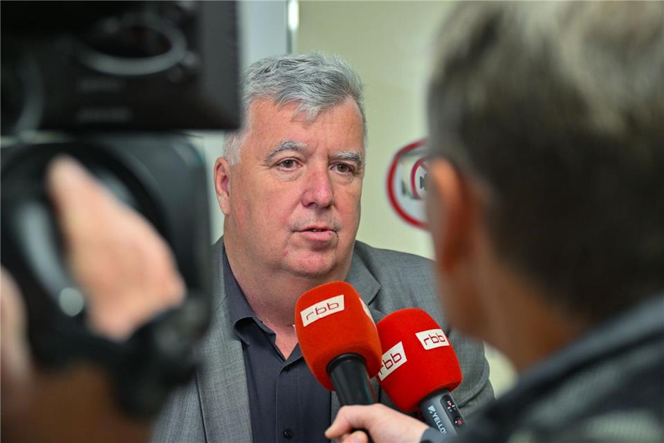 Landrat Gernot Schmidt (SPD) aus dem Kreis Märkisch-Oderland bleibt bei seiner Entscheidung, die Bürgermeisterwahl in Strausberg für ungültig zu erklären. (Archivbild)Patrick Pleul/dpa