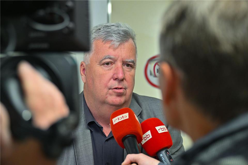 Landrat Gernot Schmidt (SPD) prüft, ob er gegen eine Entscheidung des Verwaltungsgerichts Frankfurt (Oder) zur Bürgermeisterwahl vorgeht. (Archivbild)Patrick Pleul/dpa