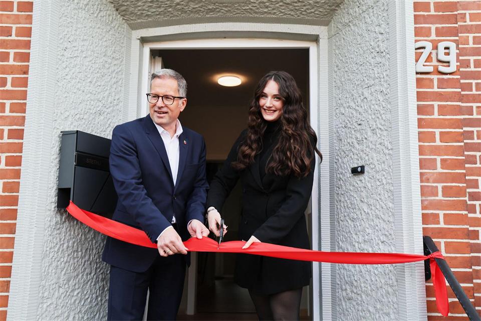 Landrat Kai Seefried und Gesellschafterin Kiara Lindner eröffnet das Mutter-Kind-Haus in Stade wieder.Christian Charisius/dpa