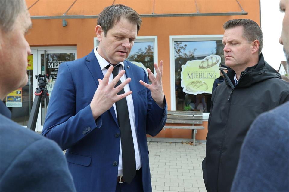 Landrat Martin Meier zeigte sich entsetzt.Daniel Löb/dpa