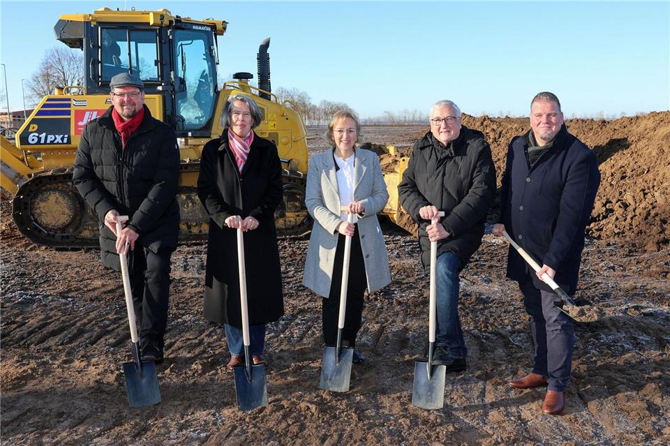 Landrat Martin Stichnoth, Innenministerin Tamara Zischang, LKA-Direktorin Birgit Specht, Finanzminister Michael Richter und Barlebens Bürgermeister Frank Nase beim Spatenstich in Barleben.Peter Gercke/dpa