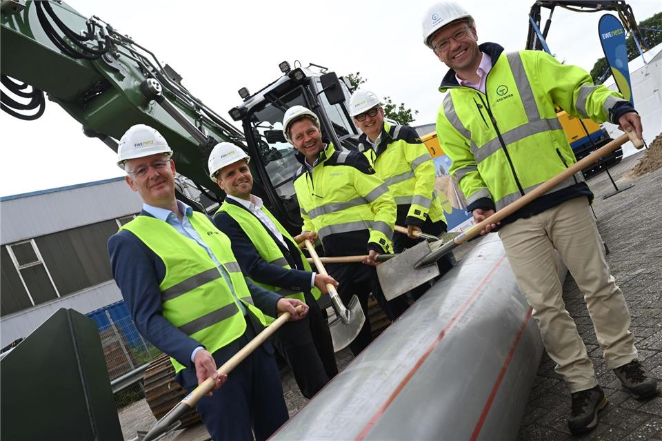 Landrat Matthias Groote (v.l.n.r), die EWE-Manager Marco van der Spek, Frank Reiners und Heiko Fastje sowie Tim Olbricht, Geschäftsführer GTG Nord, beim offiziellen Baustart.Lars Penning/dpa