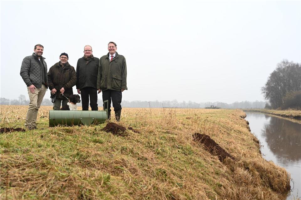 Landrat des Landkreises Emsland Marc-André Burgdorf (r-l), Bernd Sieve von der Jägerschaft Aschendorf-Hümmling, Hubert Brandewiede von der Jägerschaft Meppen, Jochen Roling von der Jägerschaft Lingen stehen vor der neuen Falle, die für die Jägerschaften angeschafft werden.Lars Penning/dpa