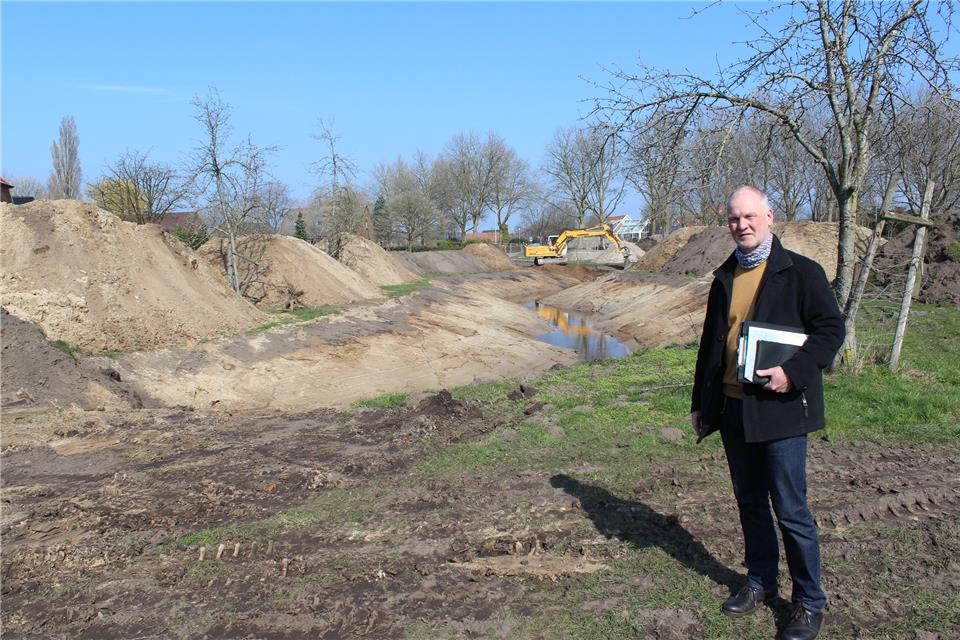 Landschaftsarchitekt Norbert Stuff vom Kreis Borken steht vor einem Teilbereich, der bereits den neuen Bachlauf zeigt.