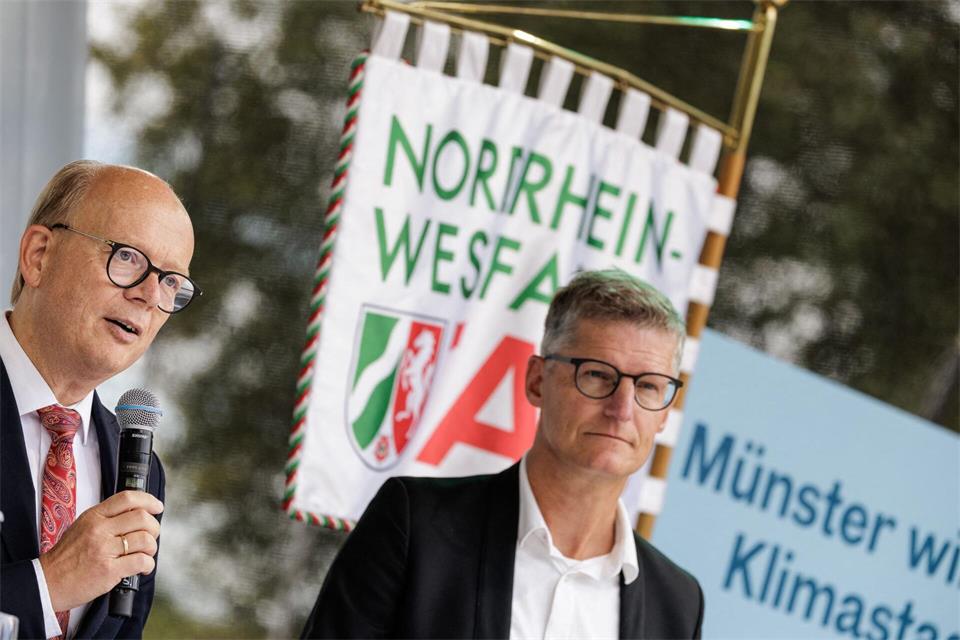Landtagspräsident André Kuper (CDU, l.) bei der Eröffnung, rechts Münsters Oberbürgermeister Tilman Fuchs (Grüne).David Ebener/dpa