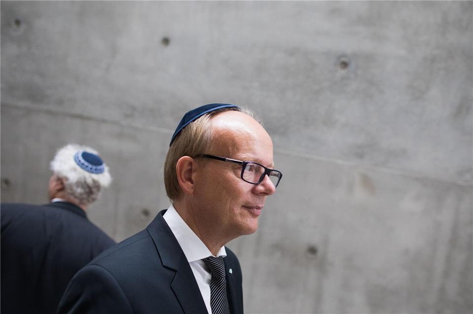 Landtagspräsident André Kuper, hier bei einem Besuch in Israel, hat Holocaust-Dokumente aus einer abgesagten Versteigerung in Neuss in Warschau übergeben. (Archivbild)Rolf Vennenbernd/dpa